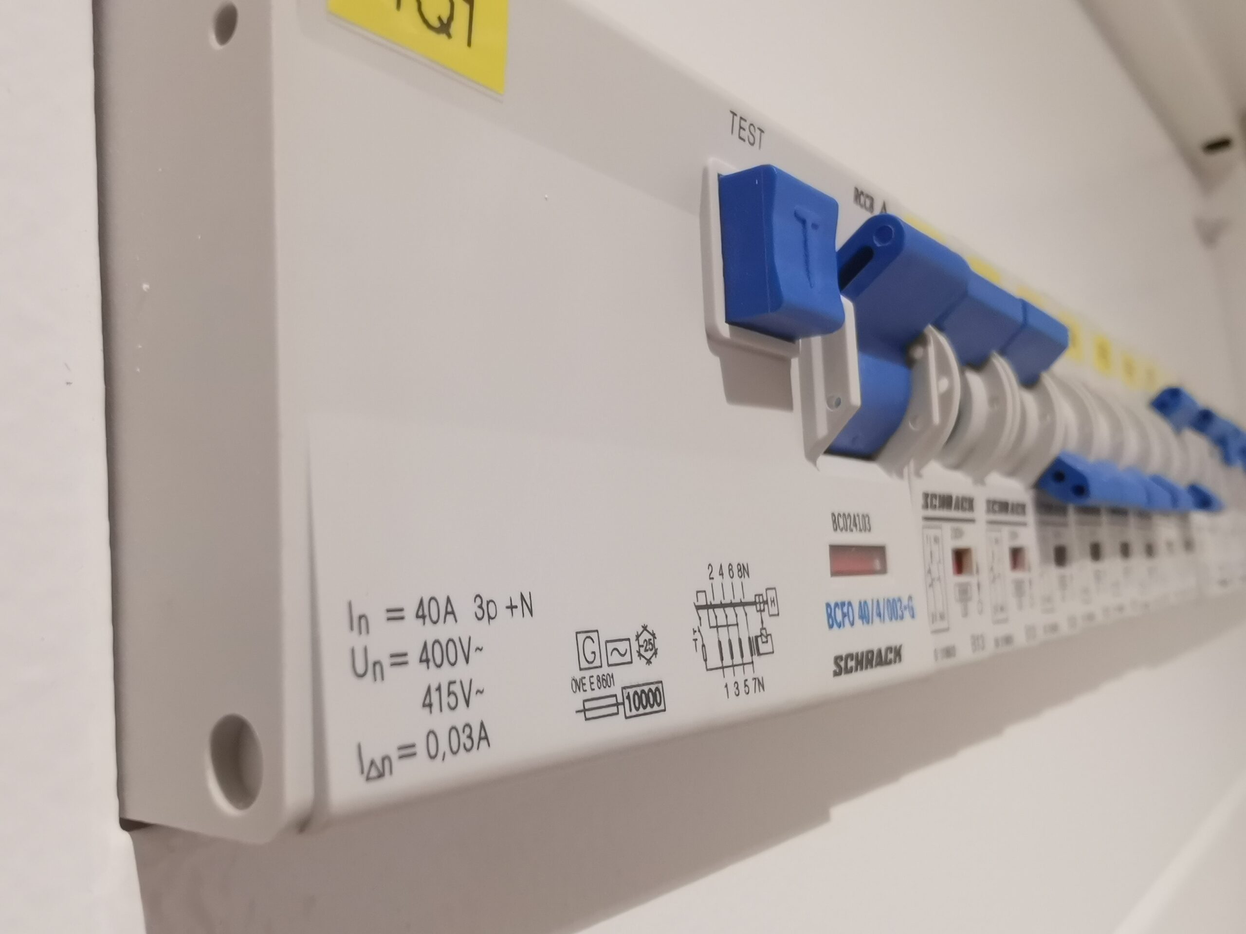 Neuer Verteiler und neuer FI-Schalter, sowie neue Leitungsschutzschalter Neuer Verteiler und neuer FI-Schalter, sowie neue Leitungsschutzschalter